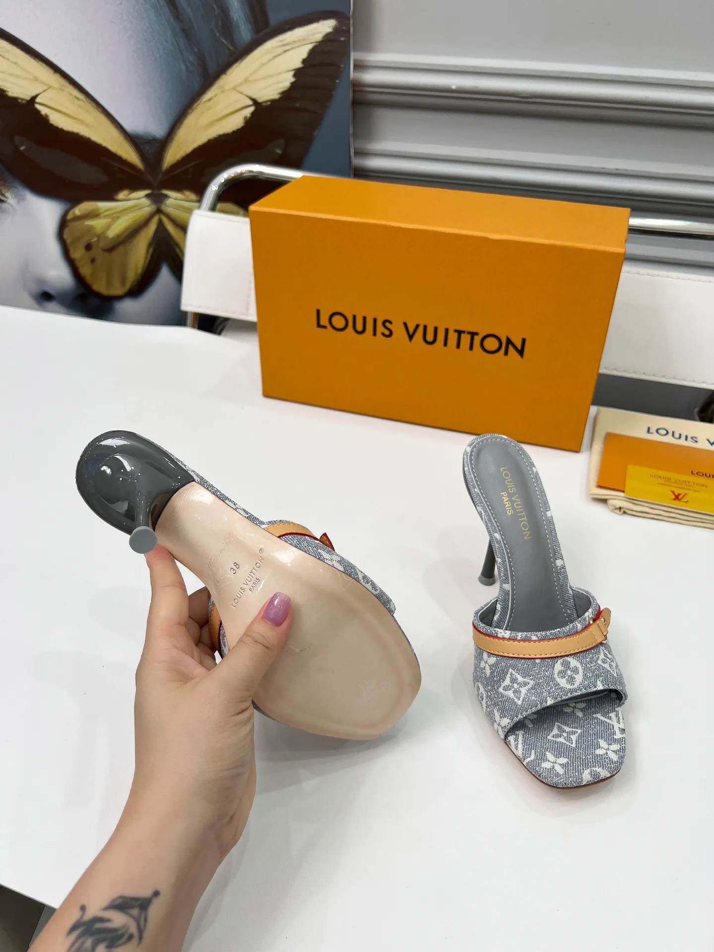 👟👟Ex-factory price 440👟👟 LV new denim kitten heel slippers 2025 summer must-have for goddesses, original replica, super comfortable on the feet. Show off the queen's temperament, the heel height is 9.5CM, which shows your temperament without being tiring. Leather outsole. Standard code: 35-42 (41 and 42 codes are customized, non-returnable and non-exchangeable)